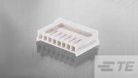Weißer Kunststoffstecker mit mehreren Pins auf grauem Hintergrund, möglicherweise Teil eines elektronischen Anschlusses.