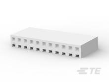 Ein langes, rechteckiges, weißes Objekt mit regelmäßigen Vertiefungen an einer Seite, ähnlich einem Stecker oder Verbinder.