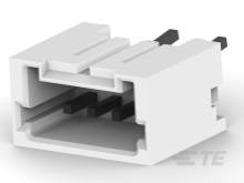 Ein weißer Kunststoffstecker mit drei schwarzen Kontakten, möglicherweise ein elektrisches Verbindungsstück, auf einem neutralen Hintergrund.