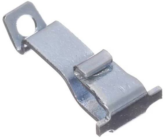 Ein kleines Metallbracket mit einem Schleifloch an einem Ende und einer Falte in der Mitte, möglicherweise zum Befestigen oder Zusammenhalten von Komponenten verwendet.