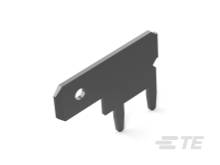 Ein flacher, rechteckiger Schlüssel mit einem Loch am einen Ende und einer gezackten Kante am anderen Ende, leicht geneigt dargestellt.