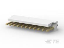 Ein weißer, rechteckiger Stecker mit mehreren goldenen Kontakten ragt nach unten. Linksseitig ein Sockel mit Führungshülse.