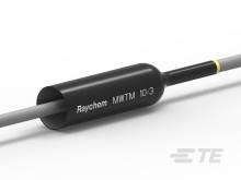 Schwarzer Schrumpfschlauch mit der Aufschrift 'Raychem MWTM 10/3', zeigt ein Kabel, das teilweise durch den Schlauch geführt wird.