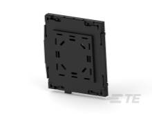 Eine schwarze, rechteckige Halterung mit mehreren Befestigungsöffnungen, möglicherweise Teil eines modularen Systems.