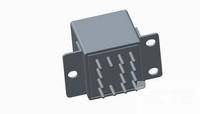 Ein rechteckiger metallischer Block mit symmetrischen horizontalen Linien und Befestigungslöchern an den Seiten.