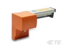 Ein orangefarbener Winkelsensor mit silbernem Metallteil rechts, verwendet in industriellen Anwendungen zur genauen Positionsmessung.