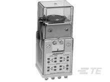 Ein elektronisches Gerät mit Knöpfen und Diagrammen auf der Vorderseite, möglicherweise ein Timer oder Relais, in einem Metallgehäuse.