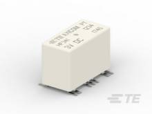 Weißes elektronisches Relais mit aufgedruckten technischen Daten auf der Oberseite. Es hat metallische Anschlussbeine unten.