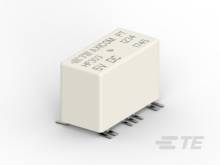 Ein rechteckiges, weißes elektronisches Relaisbauteil mit aufgedruckten technischen Spezifikationen, umgeben von mehreren Pins.