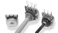Mehrere mechanische Drehschalter in unterschiedlicher Ausrichtung.