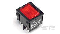 Ein roter Wippschalter in schwarzem Gehäuse, oft in elektronischen Geräten zur Stromsteuerung verwendet.
