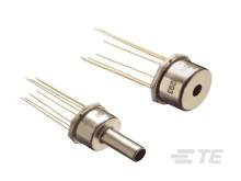 Zwei zylindrische, metallische elektronische Komponenten (Transistoren) mit mehreren anschlussenden Drähten. Sie liegen nebeneinander.
