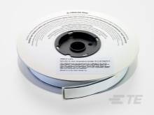 Eine Rolle mit Etikettenband, Marke 'Dymo'. Die Rolle ist rund mit einem schwarzen Zentrum. Sie erscheint auf einer neutralen Oberfläche.