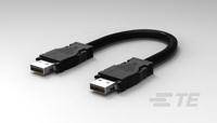 Ein schwarzes USB-Kabel mit zwei Steckern, eines an jedem Ende. Es liegt in einer Schleife auf einer grauen Oberfläche.