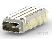 Gelber und weißer elektronischer Steckverbinder mit mehreren Anschlüssen, seitliche Ansicht.