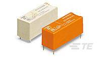 Zwei rechteckige elektronische Bauteile, ein orange und ein weiß, liegen nebeneinander. Beide haben elektrische Anschlussbeine.