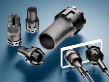 Mehrere graue metallische Rohradapter schwimmen auf einem blauen Hintergrund. Einer der Adapter ist vergrößert dargestellt.