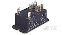 Ein schwarzes elektrisches Relais mit mehreren Metallanschlüssen und aufgedruckten technischen Spezifikationen.