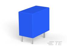 Ein rechteckiger, blauer Tisch mit vier silbernen Beinen steht auf einem hellen Boden. Der Tisch hat eine einfache, moderne Form.