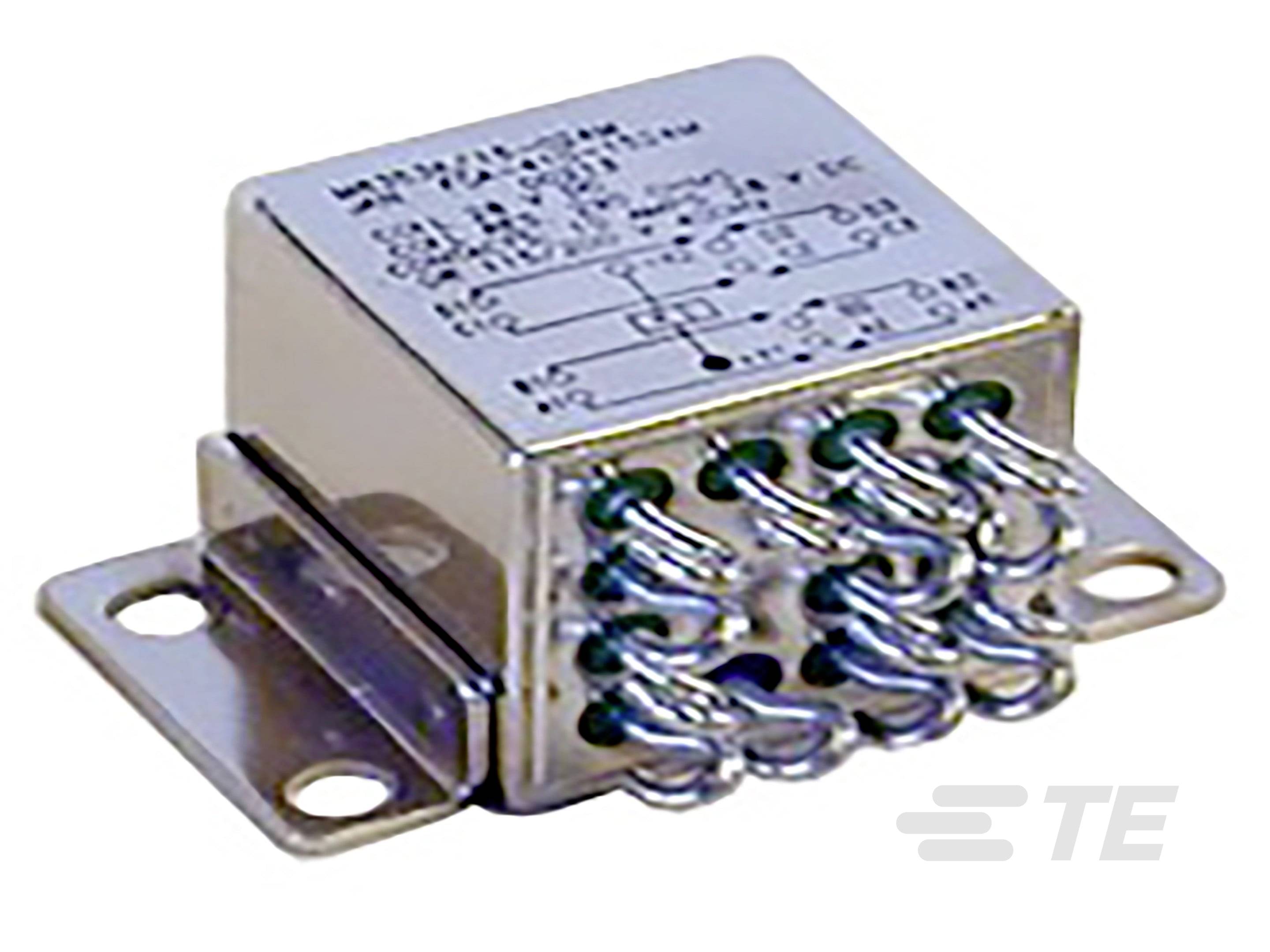 Ein Metallrelais mit mehreren Anschlüssen und aufgedrucktem Schaltplan. Verwendet in elektrischen Schaltungen zur Steuerung von Strömen.