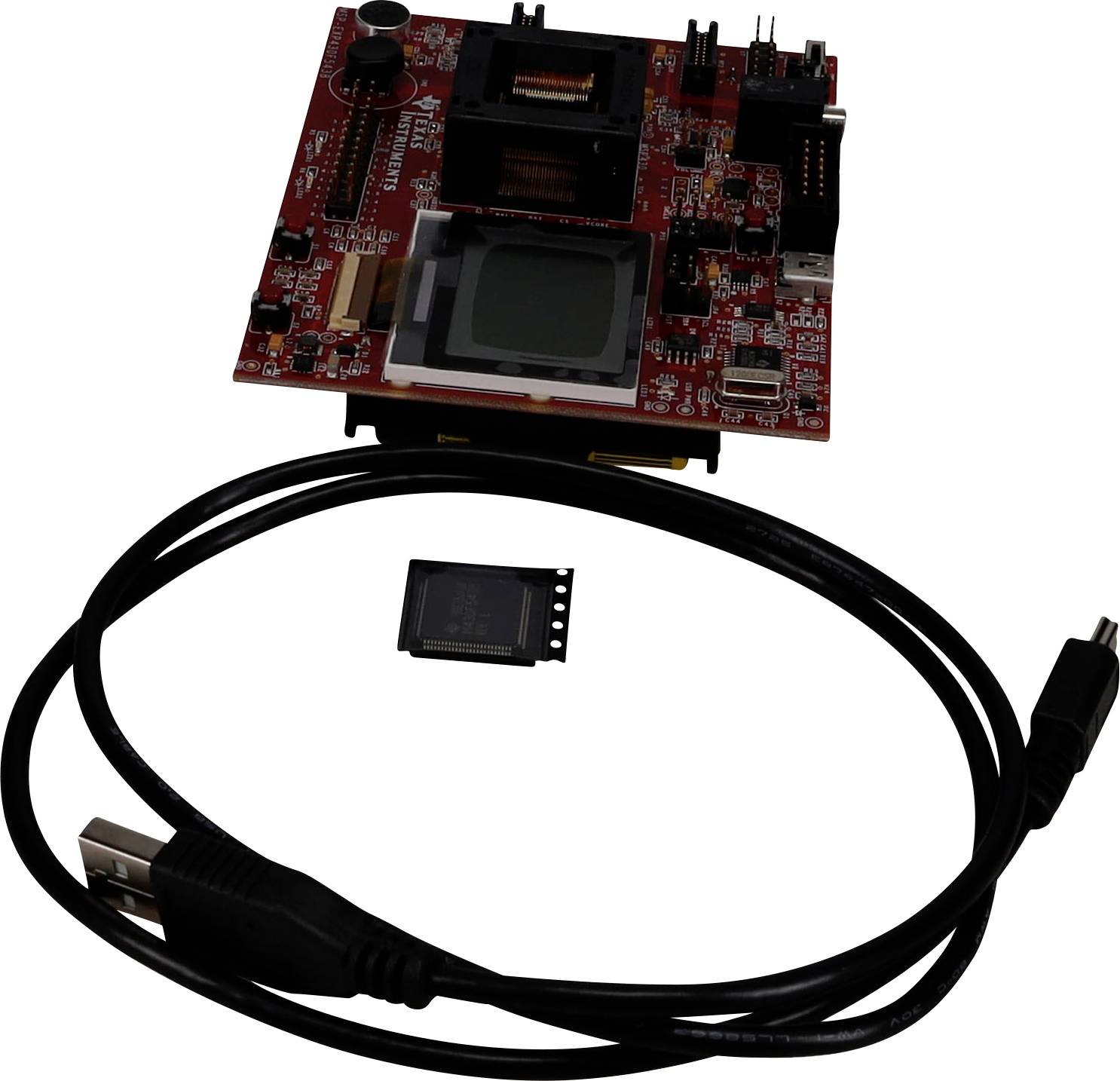 Rote Leiterplatte mit verschiedenen schwarzen Komponenten und einem kleinen Bildschirm, zusammen mit einem USB-Kabel und einem Mikrochip, auf weißem Hintergrund.