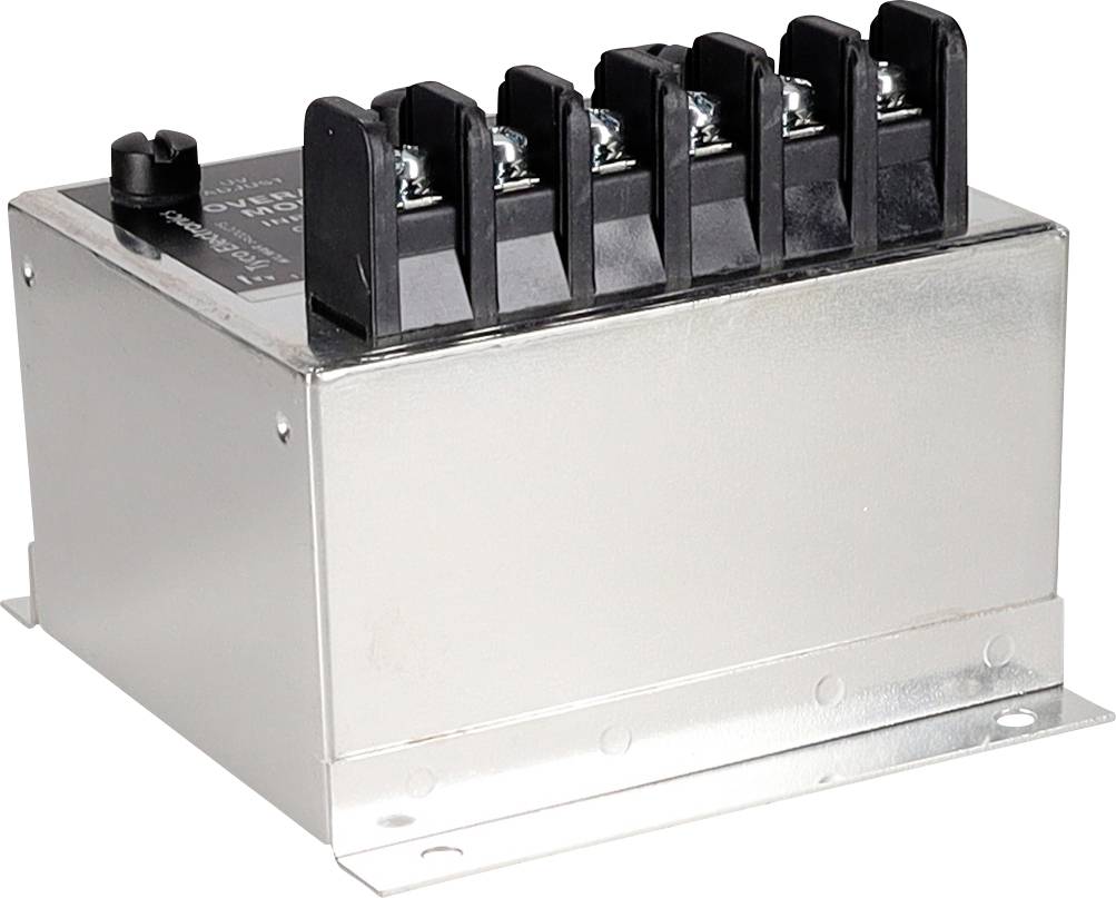 Eine rechteckige Metallkomponente für elektrische Anwendungen mit vier schwarzen Anschlüssen auf der Oberseite, die auf einer Metallbasis für Stabilität und Erdung montiert ist.