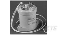 Ein zylindrisches elektrisches Bauteil mit Drähten und Anschlüssen; vermutlich ein Hochspannungskondensator.