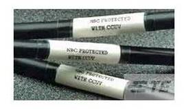 Drei Kabel mit der Aufschrift „NBC PROTECTED WITH CCTV