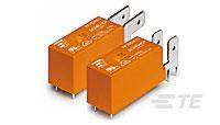 Zwei orangefarbene Relais mit Metallpins, beschriftet mit technischen Spezifikationen. Sie scheinen für elektronische Anwendungen zu sein.