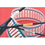 Drei umwickelte Kabel vor einer rot-weißen, spiralförmigen Struktur. Die Kabel sind mit Etiketten versehen.