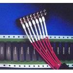 Mehrere rote Kabelenden sind mit Steckverbindern an einer blauen elektrischen Schaltleiste befestigt.
