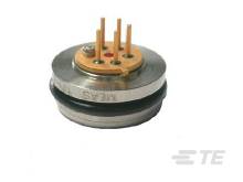 Ein Drucksensor mit mehreren Stiften ragt nach oben aus einem runden Metallgehäuse hervor.