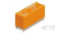Kleines, orangefarbenes elektronisches Bauteil mit vier Metallstiften, vermutlich ein Kondensator, mit Aufschrift und Spezifikationen oben.