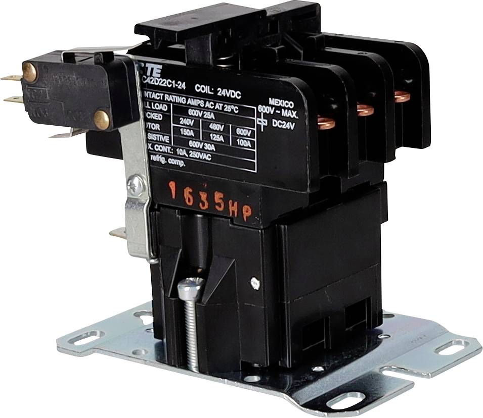 Eine Nahaufnahme eines elektrischen Schützes mit beschrifteten Spezifikationen und einer Befestigungshalterung. Verwendet zur Steuerung elektrischer Schaltkreise.