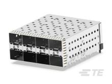 Silbernes rechteckiges Metallgehäuse mit vielen kleinen rechteckigen Öffnungen, vor einem weißen Hintergrund.