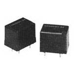 Zwei schwarze elektronische Relais mit jeweils vier Beinchen auf der Unterseite.