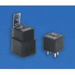 Zwei schwarze Relais vor blauem Hintergrund; eines mit Metalllasche, eines mit Pins für elektrische Schaltungen geeignet.