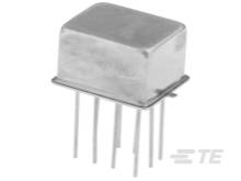 Ein quadratischer Metallgehäusekondensator mit acht Anschlussbeinen.