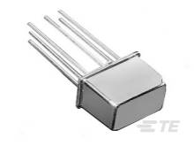 Ein rechteckiger, metallischer elektronische Chip mit vier langen Drähten daran befestigt.