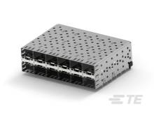 Silbernes elektronisches Gerät mit Lüftungsschlitzen, das Netzwerkanschlüsse für Verkabelung bietet.