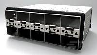 Metallische Box mit schwarzem und weißem geometrischem Muster, horizontaler Ausrichtung. Die Oberfläche reflektiert Licht leicht.