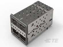 Zwei Steckplätze für optische Module an einer silbernen Metallhalterung, geeignet für Netzwerkanschlüsse in technischen Geräten.