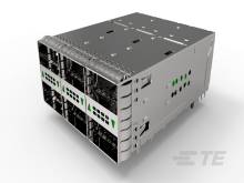 Ein silbernes Servermodul mit vier Laufwerksschächten und grünen LED-Anzeigen, das auf einem weißen Hintergrund präsentiert wird.