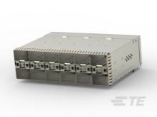 Leerer Server-Rack-Einschub mit mehreren Steckplätzen in einem technischen Gehäuse, seitliche Lüftungsschlitze erkennbar.