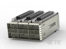 Computer-Hardware-Einheit mit mehreren Kühlkörpern und Lüftungsschlitzen, die für Wärmeableitung und Luftzirkulation sorgen.