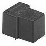 Ein schwarzes elektromechanisches Relais mit zwei Anschlüssen, rechteckige Form, vor einem neutralen Hintergrund.