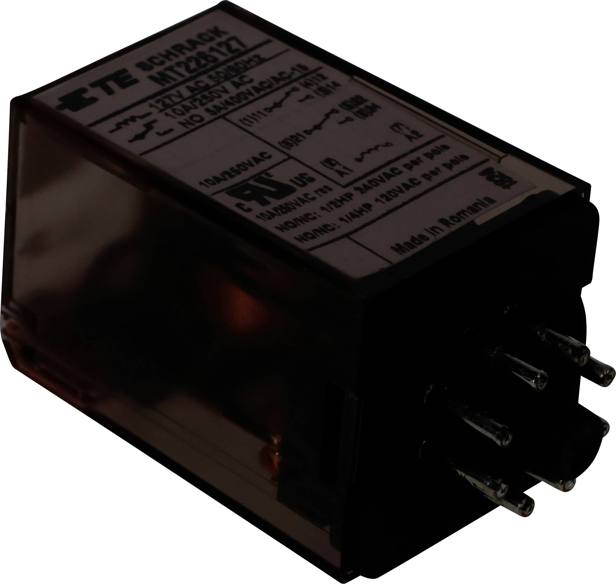 Ein schwarzer Schrack-Relais mit mehreren Metallzacken, Modellnummer RTZ3-12V, geeignet für 12 Volt und 16 Ampere, hergestellt in Ungarn.