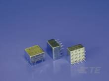 Drei silberne elektronische Komponenten mit Pins auf einem blauen Hintergrund. Sie sind rechteckig und haben unterschiedliche Größen.