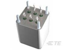 Ein silbernes, würfelförmiges Objekt mit sechs Metallspiralen oben, umgeben von vier blauen Stäben. Mögliche elektronische Komponente.