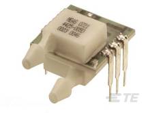 Ein elektronisches Bauteil mit mehreren Metallpins, vermutlich ein Optokoppler, auf einer Platine montiert.